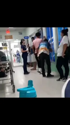 Mi experiencia en el hospital Luis Chicho Fábrega fue un despertar doloroso y revelador. Vi cómo mi familiar luchaba por su vida mientras sentía que la atención de los doctores no cumplía con nuestras expectativas. La noticia de su fallecimiento me dejó devastado. Ese momento me llevó a cuestionar profundamente la percepción que tenemos de los doctores y como los consideramos salvadores infalibles y cómo a menudo parecen laborar con una desconexión, inconciencia y 0 empatía por sus pacientes. Los hospitales, a veces parecen ser laboratorios donde los pacientes se convierten en conejillos de indias, sometidos a tratamientos y decisiones que parecen desligadas de nuestra verdadera esencia y capacidad de sanación.  ¿Cómo te sentirías si un practicante de universidad, sin experiencia previa, tomara decisiones críticas sin pensar, usando su inconsciencia, desconectando o usando ciertos aparatos sobre pacientes críticos de salud que podrían llevar a la MUERTE de dicha persona? Quieran o no aceptarlo, esta es la realidad de los hospitales en Panamá. Contamos con uno de los sistema de salud más mediocres donde solo unos pocos privilegiados reciben la atención de calidad que merecemos todos, si... hablo de los que están en el poder político.  Descubre todo sobre el mundo espiritual y crecimiento personal. Únete a nuestra comunidad en @ocultismoespiritual para acceder a reflexiones profundas, consejos espirituales y más. Juntos podemos explorar el poder de la mente y el alma. ¡Te espero del otro lado!