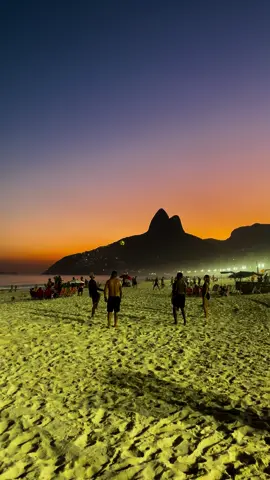 Les couchers de soleils à Rio 💯 #ipanema #rio #brazil 