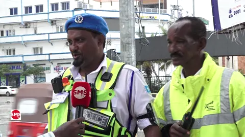 Samafale Macalin Jaamac oo ah Aqoonyahaan Dalka dibadiisa kusoo bartay cilmiga Dabdamiska iyo Taraafikada ayaa galabta qayba ka mid ah wadooyinka muqdisho ka sameeyay olole loogu magac daray Xiro suunka gaariga oo badbaadi naftaada.