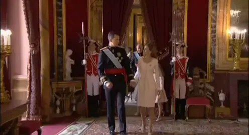 The royal family of Spain steps out of the balcony after Felipe became King of Spain🇪🇸 #foryou #royals #spain #kingfelipevi #queenletizia #princessleonor #infantasofia #queensofia #kingjuancarlosofspain 