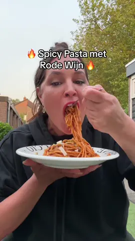 Antwoorden op @Jolien Govaerts spicy pasta met rode wijn 🔥 Oké, maar mijn klant houdt niet van pasta, maar wel van noodles? Deze snap ik niet helemaal 🤷🏻‍♀️ #FoodTok #foodtiktok #tiktokfood #tiktoketen #pasta 