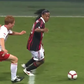Ronaldinho humiliated everyone in Italy 🤯🪄⚽🌪️ #ronaldinho #skills #Soccer #goals #dribbling 