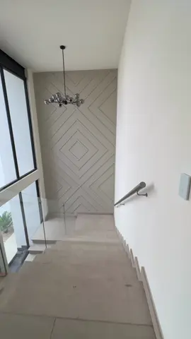 Accent Wall en escalera ✔️ #moldurasdecorativas #decoraciondeinteriores #interiorismo #interiordesign #woodwork #homedecor #homedesign #walldecor #accentwall #hermosillo 
