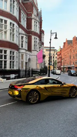 Gold I8 🤩 📍 Londres 🏴󠁧󠁢󠁥󠁮󠁧󠁿 🏎️ BMW I8 #car #london #england #bmw #i8 #gold #luxurycars #carspotting #supercar #hypercar #viral #fyp 