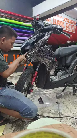 Hasil wrapping motor Degan warna karbon forged  ngomong² soal warna kita banyak pilihan ya bos ku.  Bos ku harus tau juga ni Memasang sticker untuk kendaran bukan hanya mempercantik  lo tapi masih banyak ke unggulan lain nya. ✅ Melindungi Cet Asli Dari Goresan Dan benturan kecil ✅ Durability [ ketahanan ] yang lama Serta tingkat ketebalan yang baik ✅ UV Protection ✅️ Garansi pemasangan 1 tahun #hondabeat #beat #beatdeluxe #hondabeatdeluxe #beatjakartatimur #beatjinjitindonesia #honda  #stickerjakarta #wrap #stickermotor 