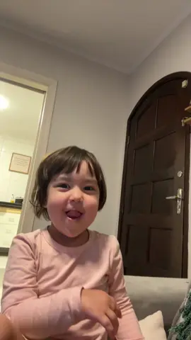 Ela não se aguenta real, o que esse audio tem? Ela tava rindo kk #meme #miaumiautrend #fy 