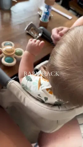 perfect if your baby is picky with high chairs like mine 🤌🏻 #babyhack #restaurant #newbornmusthaves #babymusthaves  #creatorsearchinsights 