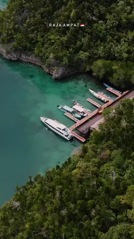 Raja Ampat, or the Four Kings, is an archipelago you won't want to miss! 🏝️ With over 1,500 small islands, cays, and shoals surrounding the four main islands, it's no wonder visitors flock to this corner of Indonesia's Southwest Papua province. 🚣‍♀️  📍Piaynemo Island, Raja Ampat, Southwest Papua 🎥: @yudhiekasatria #WonderfulIndonesia #WonderfulJourney #RajaAmpatIslands #IslandHopping #ParadiseFound