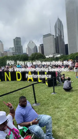 I hope none of yall got hurt in that crowd. 1000s of people running at the same time is so scary!! #vegandale #chicago #saweetie 