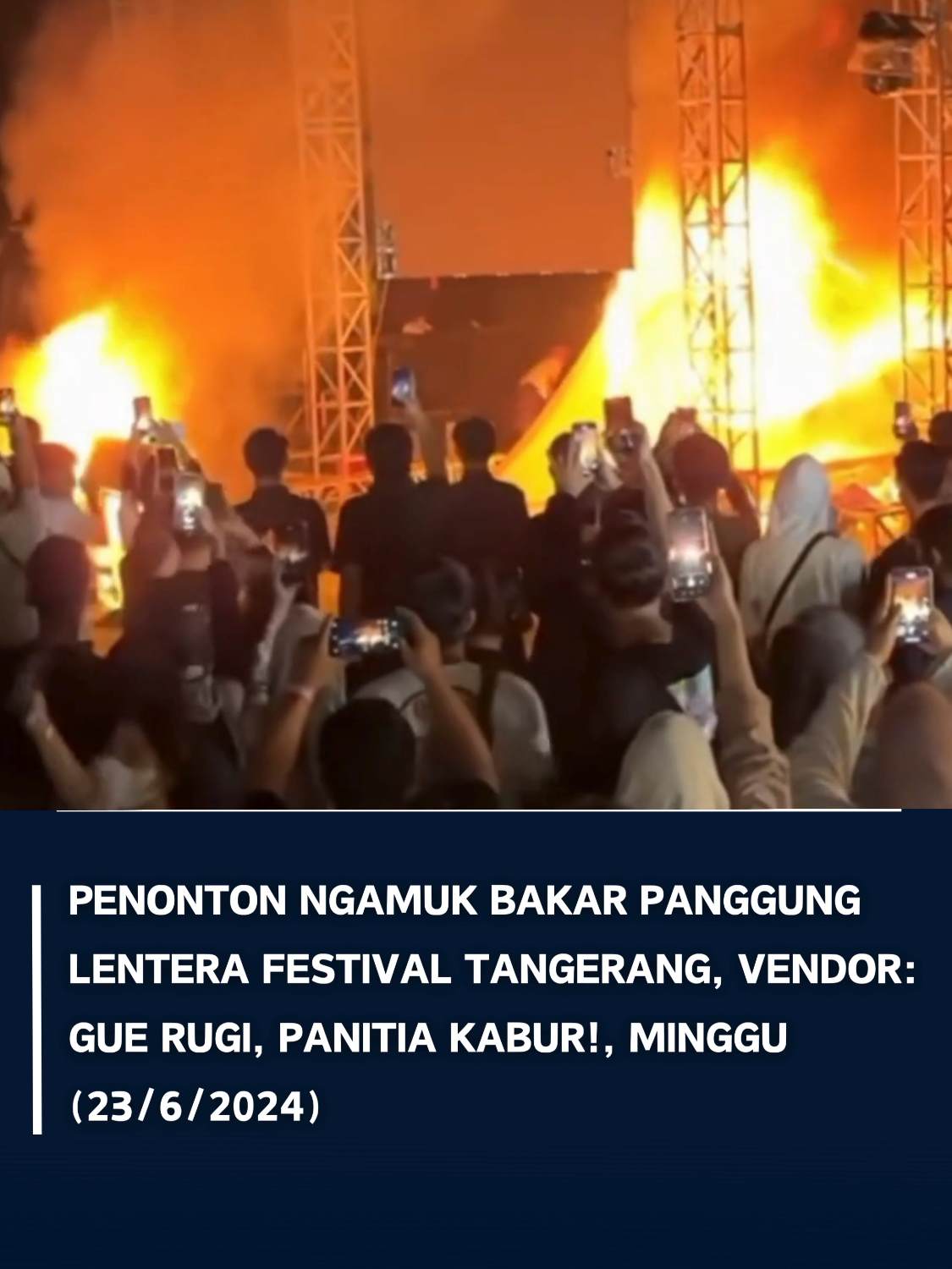 VISI.NEWS | TANGERANG – Pada Minggu, 23 Juni 2024, penonton konser musik Lentera Festival di Pasar Kemis, Kabupaten Tangerang mengamuk hingga membakar panggung. Peristiwa ini terjadi karena bintang tamu yang mereka tunggu tidak kunjung muncul di panggung. Para penonton dengan antusias menanti tampilan bintang tamu, namun setelah beberapa menit menunggu, konser tak kunjung digelar. Bintang tamu yang dijadwalkan tampil, yaitu Feel Koplo, Guyon Waton, dan Ndx Axa, gagal mengisi acara konser karena panitia yang tak membayar mereka. Akibatnya, secara berbondong-bondong, penonton membakar panggung karena merasa dirugikan setelah membeli tiket sebesar Rp 115.000 per orang. Polisi berhasil membubarkan para penonton setelah satu jam dan membuat kondisi di lokasi kembali kondusif. Tidak ada laporan mengenai korban jiwa. Namun, kerugian materi akibat pembakaran panggung tentu menjadi perhatian serius. Semoga kejadian ini dapat menjadi pelajaran bagi penyelenggara acara untuk lebih memperhatikan keselamatan dan kenyamanan penonton di masa mendatang. Hingga saat ini, belum ada pernyataan resmi dari pihak penyelenggara konser Lentera Festival di Pasar Kemis, Tangerang. Namun, situasi ini tentu menjadi perhatian serius bagi mereka. Diharapkan agar panitia dapat memberikan klarifikasi dan tanggapan yang memadai terkait insiden ini, serta mengambil langkah-langkah untuk mencegah kejadian serupa di masa mendatang. Video : memomedsos #tiktokberita #visinews