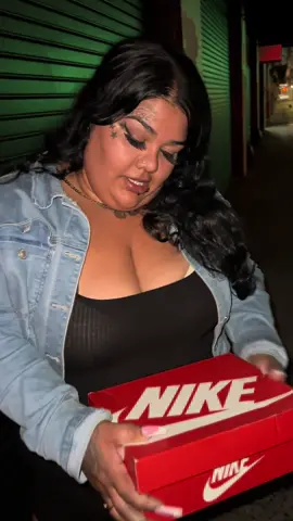 I offered her $100 off her Nike Dunk Low “Kentucky” if she freestyled for me #losangeles #shoeplug 