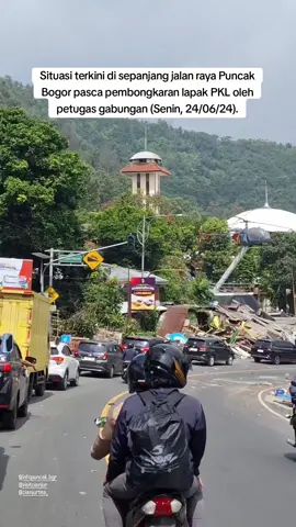 Situasi terkini di sepanjang jalan raya Puncak, Bogor pasca pembongkaran lapak PKL oleh petugas gabungan. Nampak ratusan lapak tinggal menyisakan puing-puing bangunan. Sementara arus lalu lintas di kedua arah padat merayap (Senin, 24/06/24). Pemkab Bogor berencana memindahkan PKL tersebut ke Rest Area Gunung Mas Puncak. — 🎥 @adindaangrayani