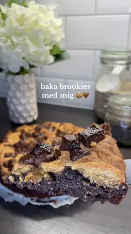 Brookies är den perfekta bladningen av kladdig brownie och krispig kaka, extra god efter att ha fått stå några timmar i kylen! 🍪🍫 Recept 💐 Brownie: 150 g smör 150 g mörk bakchoklad 3,5 dl strösocker 1 dl kakao 3 tsk vaniljsocker 1 krm salt 3 ägg 2 dl vetemjöl Kakdeg: (halvera om ni inte vill att kakdegen ska täcka hela brownien)  140 g smör 50 g (ca 0,5 dl) brun farinsocker  100 g socker  1 ägg  1 tsk vaniljsocker  200 g (ca 3 dl) vetemjöl 1 tsk bakpulver  150 g mörk eller ljus bakchoklad In i ugnen 175 gr (varmluft) i ca 35 min eller tills kakdegen är gyllenbrun. Låt svalna i kylen några timmar (helst över natten) innan servering 🤎  #brookie #brownie #kakdeg #cookiedough #recept #reciepe #fyp #fördig #baking #baka 