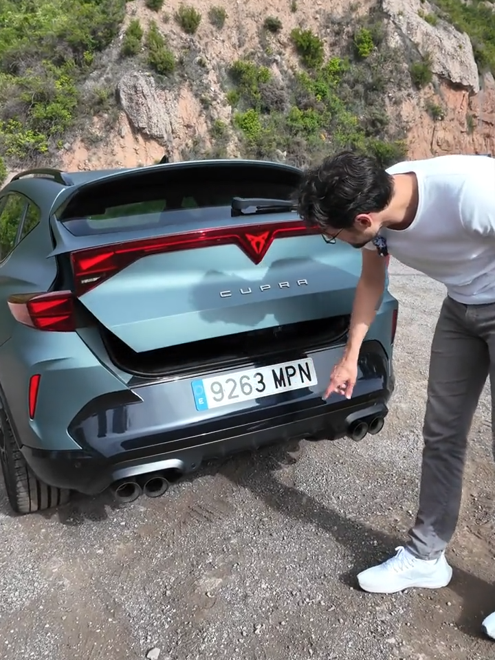 💡Trunk features of the Cupra Formentor facelift, here as Curpa Formentor VZ (333 hp AWD). The update reveals a new sharknose front, extended light animations and a new light signature as well as interior updates like a 13“ infotainment screen and new engines like an upgraded 20 kWh PHEV or this 2.0 TSI 333 hp VZ version with AWD and torque split. #Cupra #cupraformentor #cupraofficial #cartech #cartechnology #cupraformentor #formentor #cupravz #cupraformentorvz