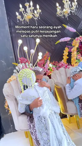 Pemandangan kayak gini pasti selalu ada di acara pernikahan🥹 #dekorasiwedding #sungkeman #mayumiwedding #solohijabputri 