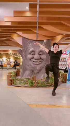 ジェラードンの前で踊る男がヤバすぎる‼︎ This guy dancing in front of a human-like tree is crazy🌳 #内山さん #uchiyamasan #大宮ラクーン