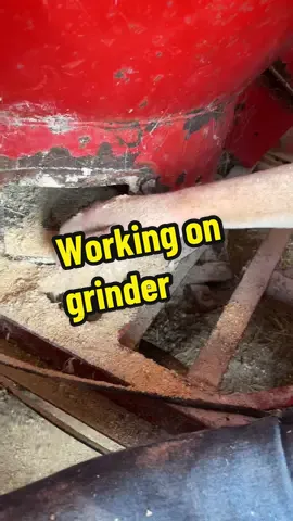 Now that’s what i call getting in there and grinding.              The grinder broke while making feed. So they have to figure out the best way to empty it to then be able to work on it.#farmfamily #farm #corn#grinder#farmingproblems#farmlife@wes.ellis86 