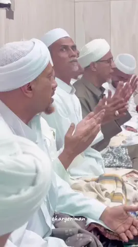 Betapa bahagianya hati melihat beliau beliau ini,demi allah aku mencintaimu wahai Habib 🌹 #haulgresik2024 #habibabubakarassegaf #habibtaufiqassegaf #rabithahalawiyah #fypシ゚viral #berandafypシ #ahlulbayt #chargeriman 