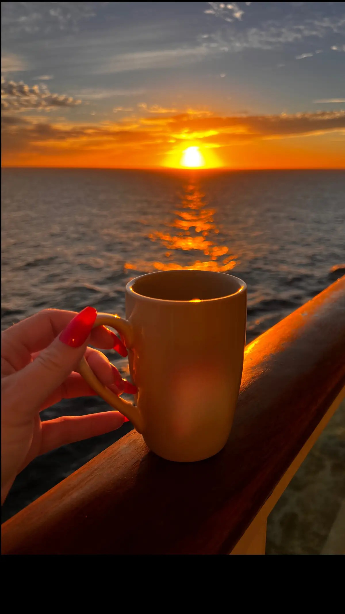 Sunrises and sundets are just so beatiful 🥹 #coffeeforlife #coffeeovercardio #coffeetok 