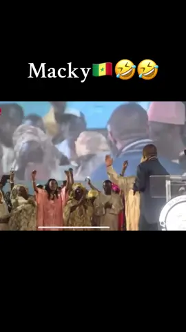 #africantiktok #african #africanparents #dance #😂😂😂 #mackysall #president #senegalaise_tik_tok🇸🇳pourtoichallenge #galsen_tiktok #dakar #senegal #🤣🤣🤣 #🇸🇳 