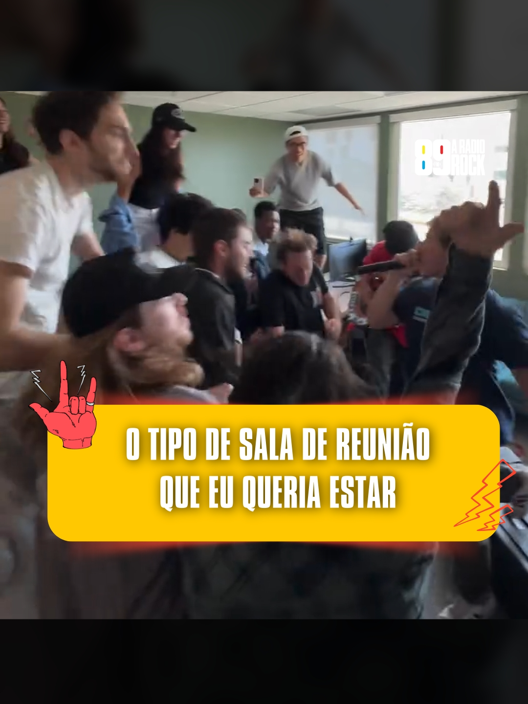 O TIPO DE SALA DE REUNIÃO QUE EU QUERIA ESTAR A banda @sillygooseatl invadiu o escritório da DWP, uma empresa estadunidense que produz e promove festivais de música, e eles botaram pra quebrar por lá! Crédito: @dannywimmerpresents (instagram) #89 #89fm #89aradiorock #89fmaradiorock #radiorock #aradiorock #rock #vivaorock