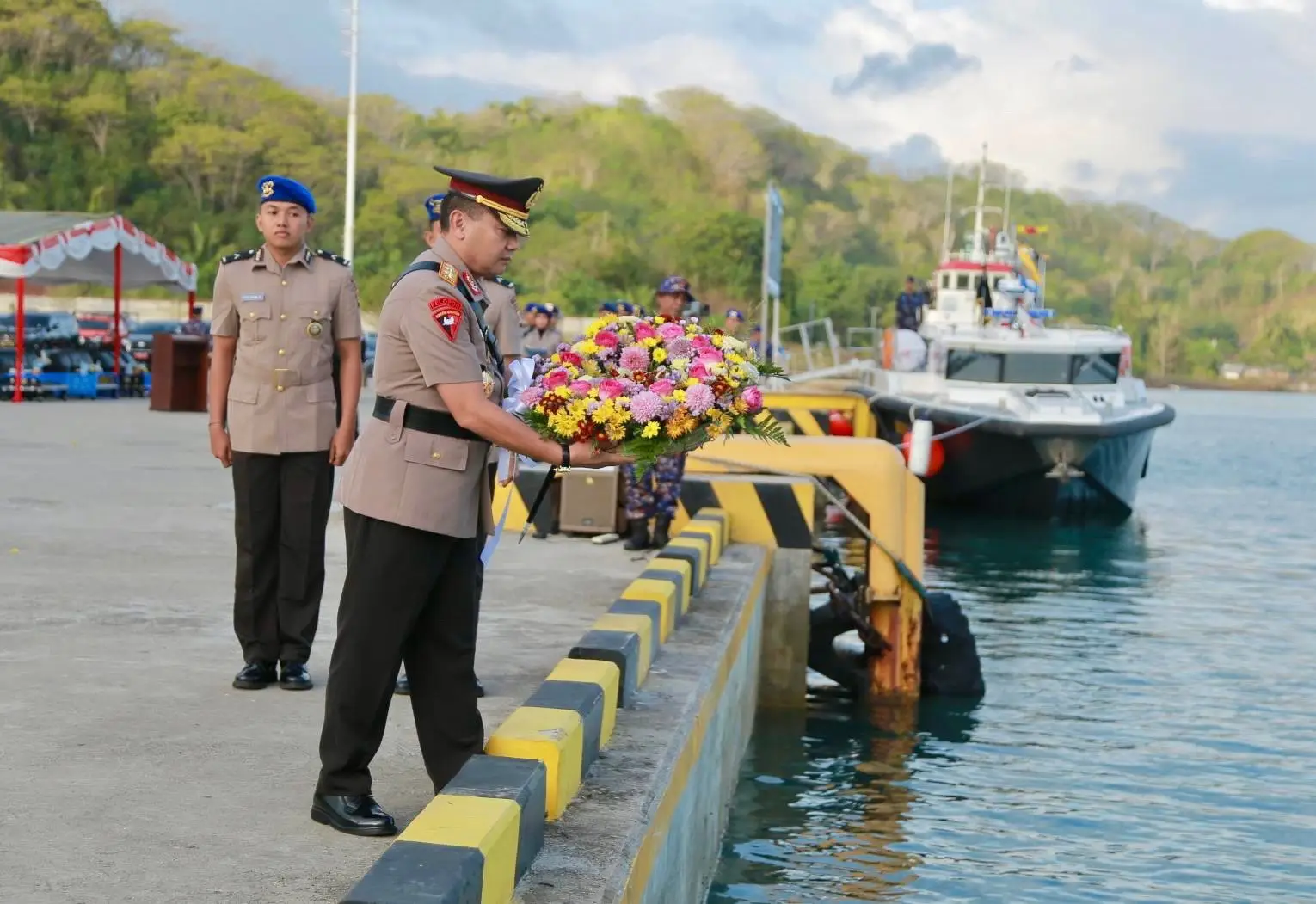 Upacara Tabur Bunga di laut dalam rangka Hari Bhayangkara ke 78 Tahun 2024 dan Peresmian Kapal KP. XXI-2015 oleh Kapolda NTB Irjen Pol. Drs. Raden Umar Faroq, S._H., M.Hum di Pelabuahan Laut Lembar, Senin 24 Juni 2024.