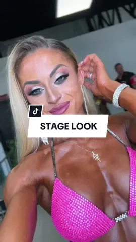 STAGE LOOK✨🩷 #makeup #stagelook #stageshine #ifbbpro #bikinipro #npcbikini #bikinicompetitor #glam 