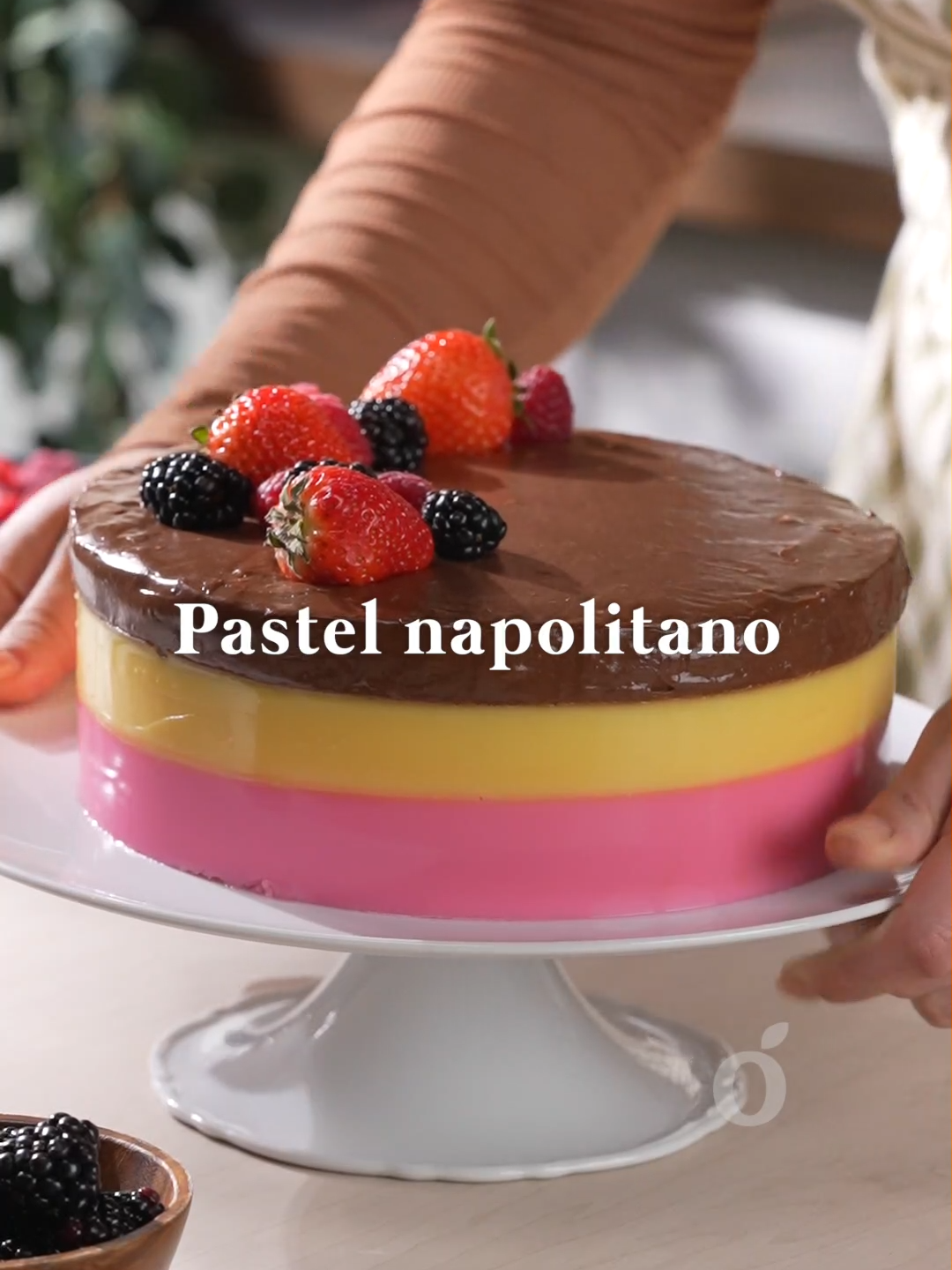 ¿Quieres probar un postre fresco? No te pierdas este pastel napolitano, ¡será un éxito! 🩷💛🤎 #gelatina #gelatinasmexicanas #postresfaciles