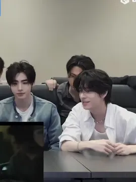 tadi nya mau fokus ngezoom ke Jay, ehh, salfok sama jakehoon😶‍🌫️mungkin ngk sih, disini Jake di kodein sama staff buat negur/nepuk Sunghoon, biar Sunghoon ngk ngebug🗿😭atau ada yg paham nggk?🙌🏻#sunghoon #jake #jay #enhypen 