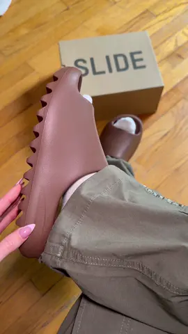 Yeezy slide flax 🤎 #kanyewest #confirmedapp #yeezy #fypシ゚viral  #yeezyslides #yzy #yzyslides #unboxing #unbox #foryou #fortourpage #brown @YEEZY SPLY @adidas 