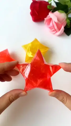 Use transparent tape to make beautiful little stars. It’s simple and easy to learn. Come and try it! #parentchildcrafts #creativehandicraft #handmadediy #childrenscrafts #kindergartenhandicraft #kidscrafts #diyprojects #FamilyFun #easycrafts #starcrafts 