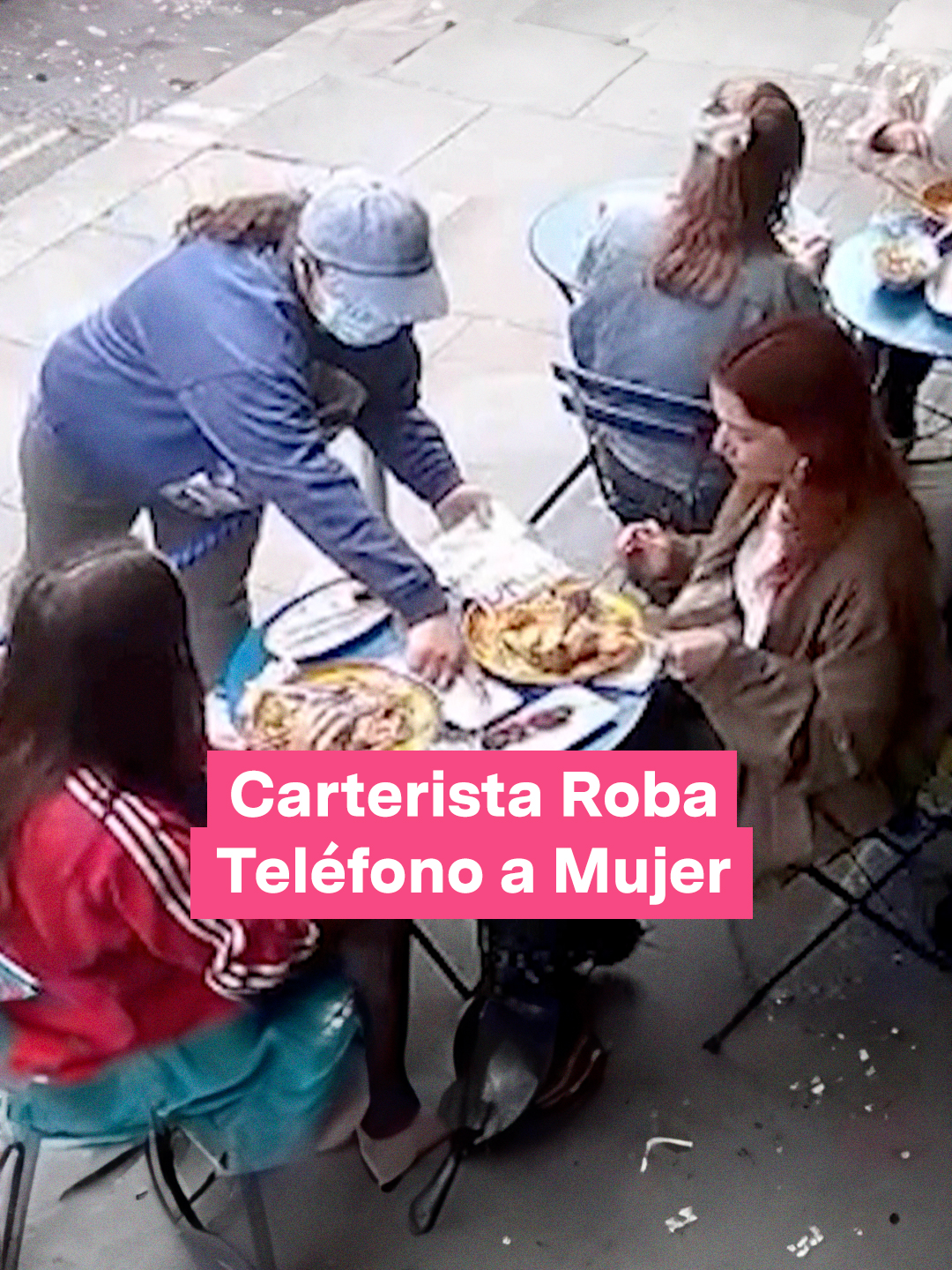 Una cámara de seguridad registró el modus operandi de una carterista para robar las pertenencias de sus víctimas, a las que se acerca con el pretexto de pedirles comida.  #carterista #robo #Inglaterra #Londres #parati