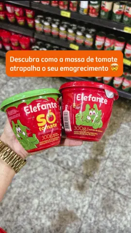 Pode parecer estranho o que vou falar aqui para você.  Você sabia que uma simples massa de tomate pode atrapalhar o seu processo de emagrecimento?  Isso porque em algumas massas de tomates tem açúcar em sua composição e por mais que você faça dieta, tenha uma alimentação saudável, essas calorias “invisíveis” que você come sem perceber, pode prejudicar o seu emagrecimento.  Aprenda a fazer escolhas estratégicas para otimizar o seu emagrecimento!  Salva esse reels para você não esquecer!  #rotulosdealimentos #rotulosalimentares #emagrecercomsaude #emagrecercerto #massadetomateelefante #extratodetomateelefante #extratodetomate 