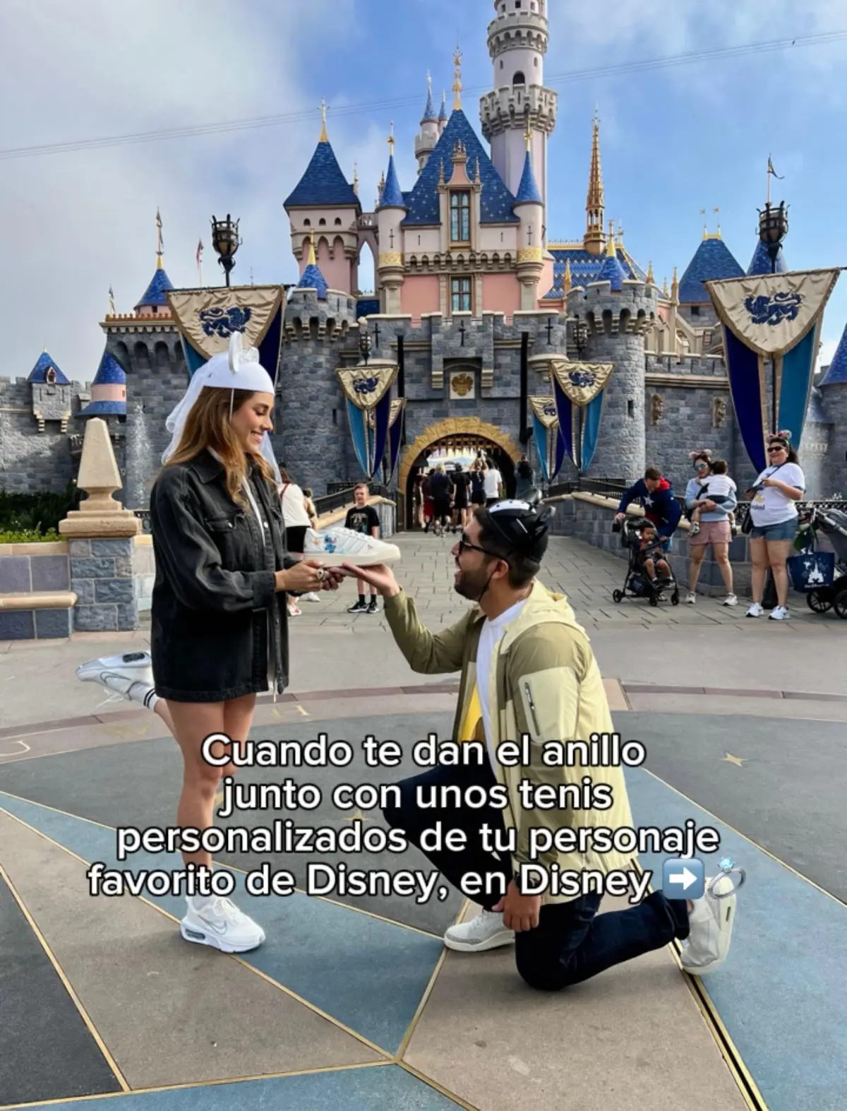Te los personalizamo con lo que tu quieras 🤩 envíanos mensaje por Instagram: dpcustomsmx #wedding #bride #stitch #disney #bridetobe #custommade #sneakers 