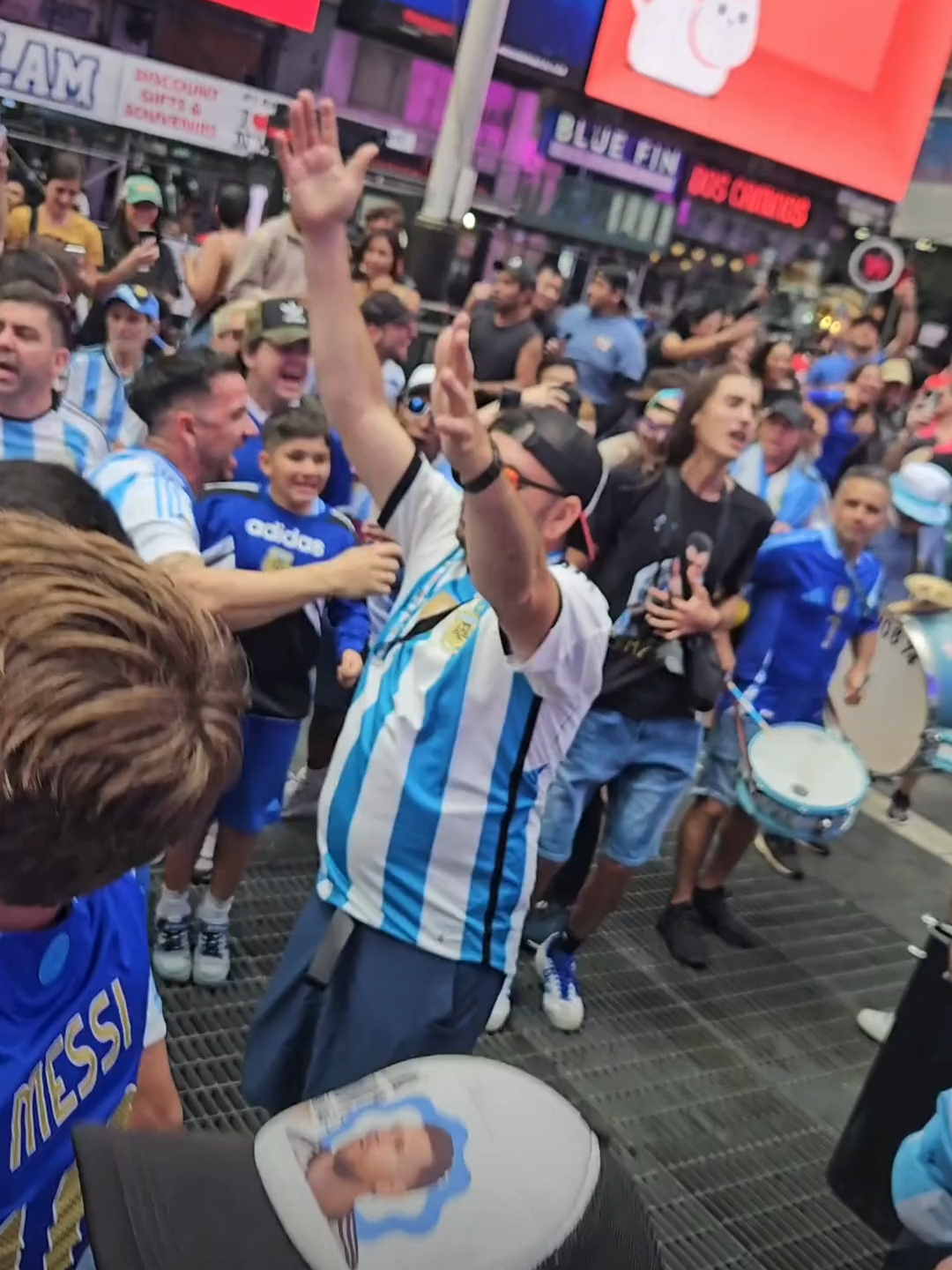 LOCURA POR LA SCALONETA EN NUEVA  YORK 🇦🇷 Cientos de argentinos se congregaron en el corazón de Nueva York este lunes, convocados por redes sociales, para apoyar al seleccionado argentino antes de su segundo partido en el torneo disputado en Estados Unidos.  👉 Con bombos, banderas y cantos, los fanáticos celebraron el cumpleaños número 37 de Lionel Messi, capitán del equipo, quien busca liderar al equipo hacia el bicampeonato en la Copa América. 📲 Cobertura especial de Diego Provenzano y Matías Arrascoyta