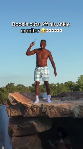 Boosie cuts off his ankle monitor and jumps in the pool  😳👀👀👀 #boosie #pool #poolparty #boosiebadazz #mansion 