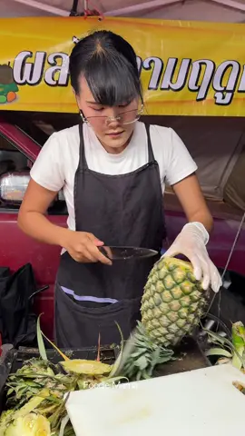 Thai Lady Selling Fresh Pineapple - Fruit Cutting Skills - Thai Street Food Price : THB 50 / USD 1.35 Location : ตลาดโต้รุ่งหน้าศาลชลบุรี google map : https://maps.app.goo.gl/5FnpgZiCirkdhcP2A