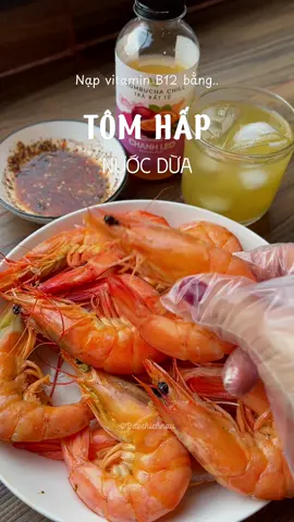 Tôm mua về còn búng tách tách thì chỉ cần đem đi hấp nước dừa thôi là đủ ngon ngọt rồi, pha thêm chén muối tiêu chanh cay cay nữa. Chẹp.. mồi ngon người ta uống bia, mình không biết nhậu thì đành uống kombucha thôi  #baothichnau  #cooking  #tomhap  #vitaminb12  #vgreen #kombucha  #anngonnaugon  #fyp #tiktok 