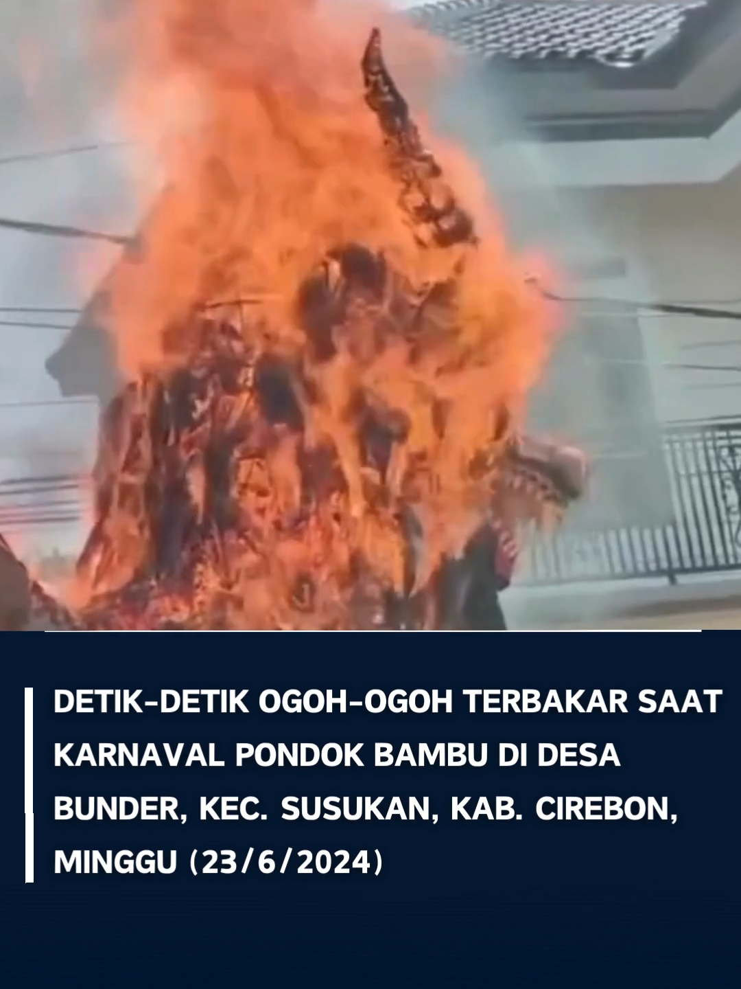 Detik-detik ogoh-ogoh terbakar saat Karnaval Pondok Bambu di Desa Bunder, Kecamatan Susukan, Kab. Cirebon, Jawa Barat, Minggu (23/6/2024). Kebakaran bermula saat seorang pria yang berada di atas ogoh-ogoh tersebut menyalakan flare. Diduga percikan flare belum mati, dengan cepat api merambat ke bagian kepala ogoh-ogoh hingga hangus. Sumber : memomedsos #tiktokberita #visinews