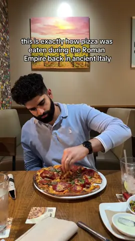 How to eat pizza the correct Italian way 🇮🇹