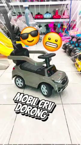 Suatu pagi yang cerah, seorang anak bernama Dina sedang bermain di halaman rumahnya. Dina memiliki sebuah mobil dorong mainan berwarna merah cerah, yang berbentuk seperti mobil Honda CR-V, dan dia sangat menyukainya. Mobil dorong ini sering disebut Tolocar oleh keluarganya. Hari itu, Dina memutuskan untuk bermain balap mobil bersama teman-temannya, Raka dan Siti. Mereka berkumpul di halaman rumah Dina, siap untuk memulai petualangan mereka. Dina duduk dengan semangat di dalam mobil Tolocar CR-V-nya, sementara Raka dan Siti juga membawa mobil dorong mereka masing-masing. 