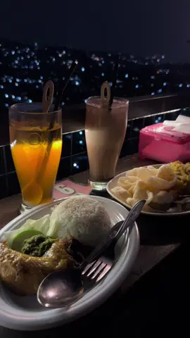 Dinner dengan view citylight di kota semarang  #kulinertiktok #kuliner #dinner #citylight #citylightvibes #semarang #jateng #fyp 
