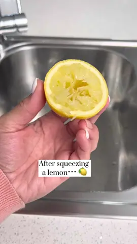 This all-natural cleaning hack makes kitchen sinks sparkle like never before.🚰✨🍋 #cleaninghack #homehacks #cleaningtip #diycleaning #cleaning 