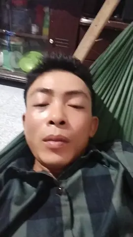 noi buồn ai mua tui bán.ban kiếm tiền đi xóa đau thương..