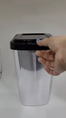 A Lixeira Plástico Com Tampa Click Label 09 Litros pode ser utilizada em qualquer ambiente, seja lá na sua casa (pia, cozinha, banheiro, quarto, escritório) ou no trabalho: escritório, ateliê, salão de beleza, consultório, loja, entre outros. Hoje com super oferta😱 2 por 34,00 barato demais, para adquirir a oferta corre na minha Bio coleção casa ou digite quero e te mando no direct😍 #casa #decoracao #noiva #lar 