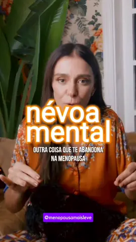 A falta de memória é um sintoma comum na menopausa, afetando muitas mulheres durante esta fase da vida. Essa condição pode se manidificuldades para se concentrar, esquecer informações recentes ou@40+  GABY COSTA  ter problemas para lembrar palavras ou nomes. Algumas possíveis causas incluem: ✅Alterações Hormonais: A menopausa é caracterizada pela diminuição dos níveis de estrogênio, um hormônio que desempenha um papel importante na função cognitiva e na saúde cerebral. ✅Distúrbios do Sono: Problemas como insônia e apneia do sono, que são comuns durante a menopausa, podem afetar negativamente a memória e a concentração. ✅Estresse e Ansiedade: A menopausa pode ser um período estressante, e o estresse crônico pode ter um impacto significativo na memória. ✅Mudanças no Humor: Depressão e alterações de humor, também associadas à menopausa, podem influenciar a função cognitiva. 💜Estratégias para Gerenciar a Falta de Memória na Menopausa ✅Estilo de Vida Saudável: ✅Alimentação Balanceada: Dietas ricas em frutas, vegetais, peixes e gorduras saudáveis podem apoiar a saúde cerebral. ✅Atividade Física: Exercícios regulares melhoram a circulação sanguínea no cérebro e podem ajudar a manter a função cognitiva. ✅Sono de Qualidade: Garantir um bom sono é crucial para a memória e a concentração. ✅Estímulo Mental: ✅Atividades Intelectuais: Jogos de palavras, quebra-cabeças, leitura e aprendizado de novas habilidades podem manter o cérebro ativo. ✅Interação Social: Participar de atividades sociais pode ser benéfico para a saúde mental. ✅Gerenciamento do Estresse: ✅Técnicas de Relaxamento: Práticas como ioga, meditação e respiração profunda podem ajudar a reduzir o estresse.    ✅Suplementos: Alguns suplementos, como ácidos graxos ômega-3 e vitamina D, podem apoiar a saúde cerebral. Se os problemas de memória forem severos ou persistirem, é importante consultar um profissional de saúde para uma avaliação detalhada e orientação adequada. #menopausa #faltadememoria #cognicao #memoria @deboanosenta