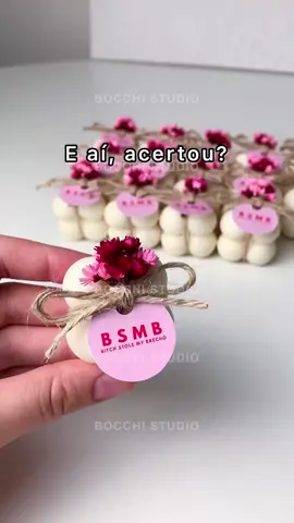 E aí, acertou? ☺️ Nossas velas personalizáveis, possuem opções a partir de R$5,50 a unidade. Incrível né?  Lembrancinhas lindas e acessíveis para qualquer evento ✨ Compre e personalize através do nosso site que está na bio.  🕯️ BOCCHISTUDIO.COM.BR 🕯️ - valores válidos por tempo limitado.  #velas #velaspersonalizadas #lembrancinhas #lembrancinhaspersonalizadas #personalizados #festas #eventos #aniversario #casamento #batismo #comunhao #formatura #chadebebe #maternidade #artesanal #sobencomenda #minibubble #bocchistudio #artesanal #empreendedorismo 