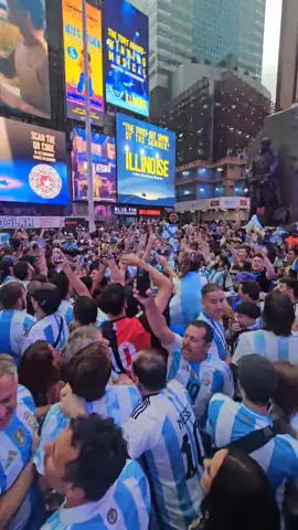𝐀𝐑𝐆𝐄𝐍𝐓𝐈𝐍𝐀 filled up Time Square 🤯🇦🇷 #ArgentinaNT #Football #Champions #Argentina #CopaAmerica #TimeSquare 