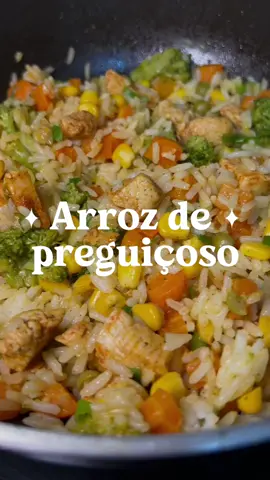 Ideia de janta prática aproveitando o arroz que sobrou do almoço ✨ hahah eu chamo de arroz de preguiçoso pq eu faço quando não tô afim de cozinhar algo mais elaborado e sujar muita louça 😅 A receita é bem simples 👇🏼 - 100g de filé de peito de frango temperado a seu gosto  - 1/3 cebola pequena picada - 1/2 cenoura pequena cozida  - 2 colheres de sopa de brócolis picado - 2 colheres de sopa de milho e ervilha  - 1 xícara de arroz cozido - cheiro verde a gosto  Comece colocando a cenoura e o brócolis pra cozinhar. Enquanto isso prepare o frango temperando e grelhando com um pouco de azeite. Adicione a cebola picada e refogue até ficar levemente dourada. Entre com os demais ingredientes (cenoura, brócolis, milho e ervilha), misture o arroz e finalize com cheiro verde a gosto. Pronto!  Essa receita rende UMA porção, viu?  Num instante você prepara uma refeição diferente e gostosinha. 😊 #arrozcolorido #arrozcomfrango #receitasimples #receitasaudavel 