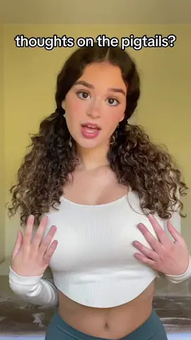 Trying a new curly hairstyle 🥰 #curlyhair #curls #hairstyle #browneyes #brunette #girls #viral #fyp #foryou #foryoupage 